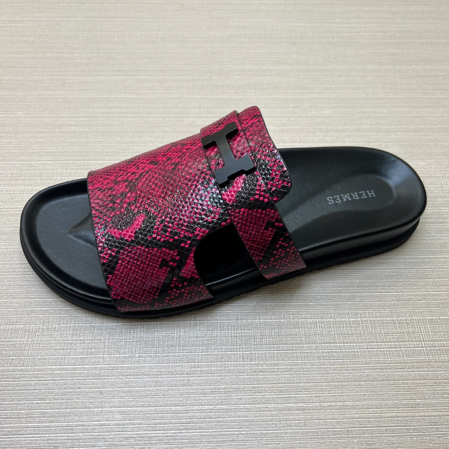 [H Family Hermès] P: 360💰 Size: 38-45 Hermes Men’s Kazimir Slippers - 2025 Summer New Hermès Same as the original version, with colored cowhide surface + rubber combined sole, handmade by master-level craftsmen! ❥High-end customization, exclusive products, the highest version in the industry.
